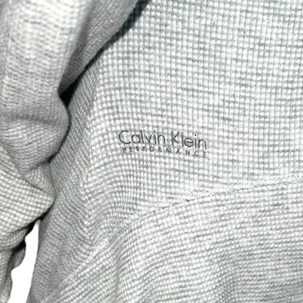 CALVIN KLEIN | PERFORMANCE WAFFLE PULLOVER HOODIE - Picture 5 of 10